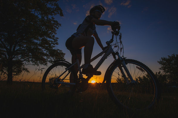  ciclista in sella alla bicicletta al tramonto
 - Foto, immagini