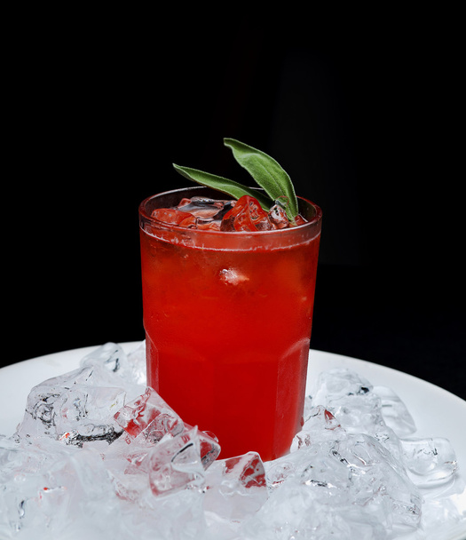 Un verre de fraise fraîche avec des glaçons. Fond sombre
 - Photo, image