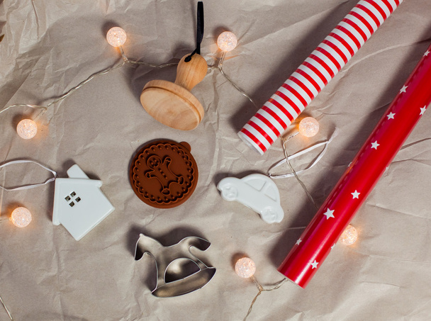 Preparándose para la Navidad. Papel Kraft Decoraciones navideñas, papel de regalo, utensilios de cocina
. - Foto, imagen