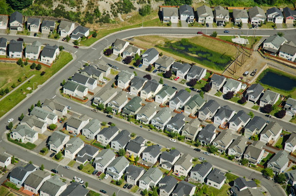 Casas ao longo de estradas suburbanas
 - Foto, Imagem