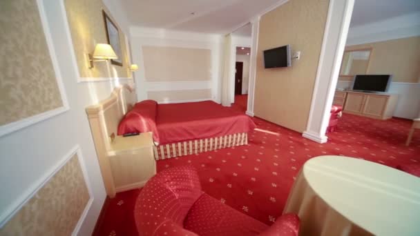 camera da letto con tappeto rosso e soggiorno
 - Filmati, video