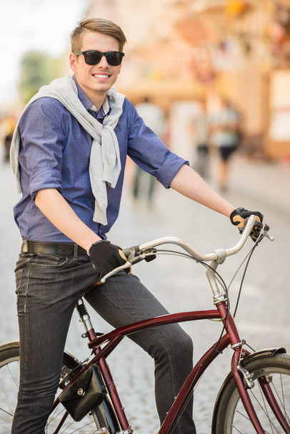 Mies polkupyörän kanssa
 - Valokuva, kuva
