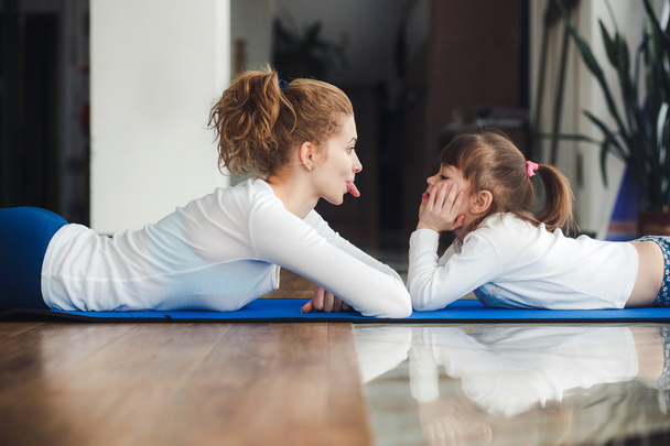 Mother and daughter have fun in the gym - Fotoğraf, Görsel
