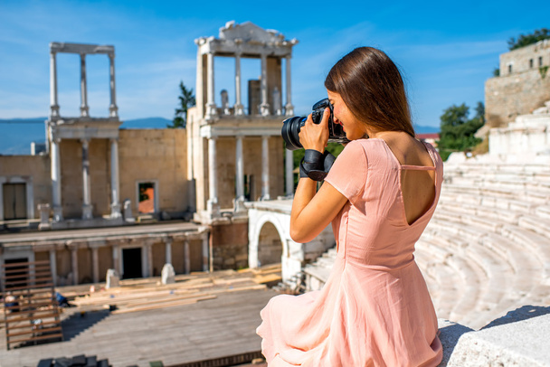 Turismo fotografiando teatro romano en Plovdiv
 - Foto, imagen