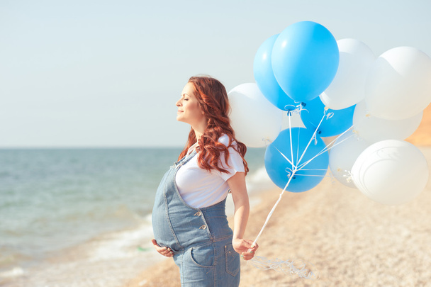 Pregnant woman with balloons - Photo, Image