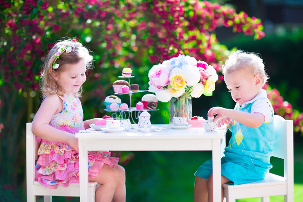 庭園のお茶会で戯れる子供たち - 写真・画像