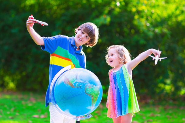 Enfants jouant avec les avions et le globe
 - Photo, image