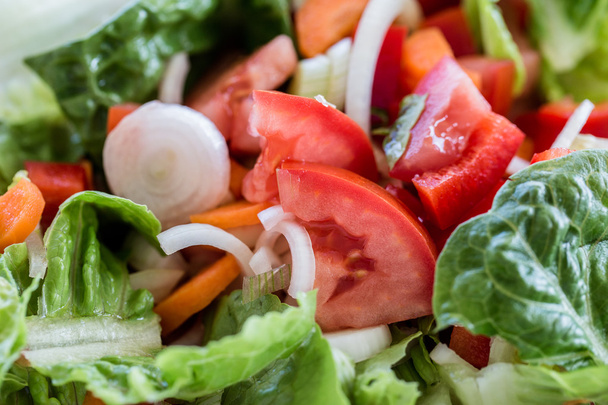 свіжий овочевий салат на тарілці
 - Фото, зображення