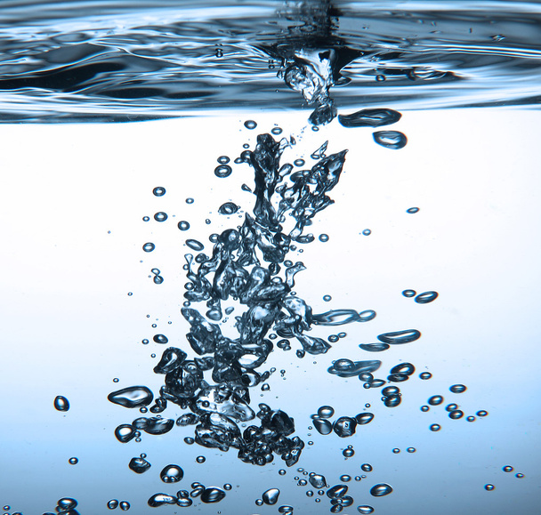 Burbujas de verter agua
 - Foto, imagen