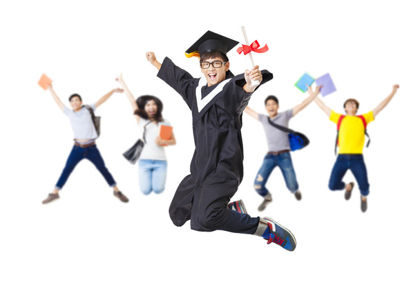 Gelukkig studentenvereniging in graduate gewaad springen samen - Foto, afbeelding