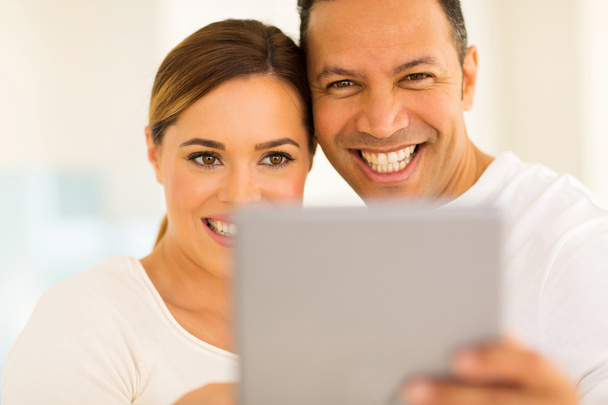 couple utilisant la tablette - Photo, image