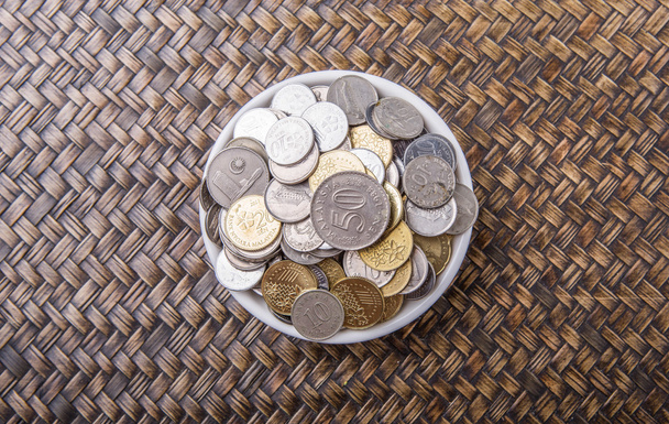 Malezyjski monet w misce biały na tle wiklinowe - Zdjęcie, obraz