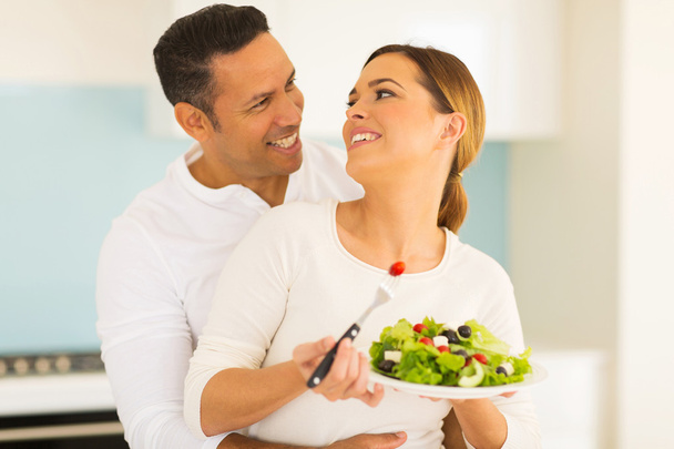 couple eating salad - Foto, afbeelding