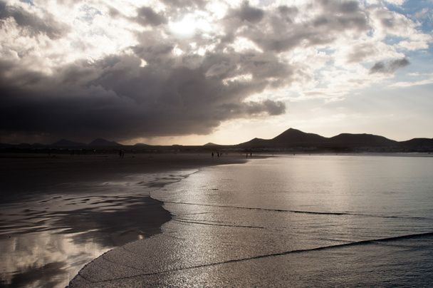 famara ビーチ、ランサローテ島に沈む夕日 - 写真・画像