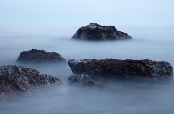 Piedras en la niebla
 - Foto, Imagen