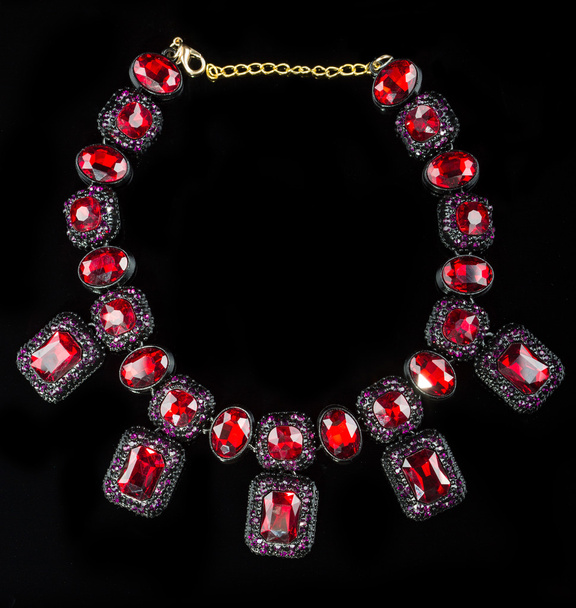 red plastic  necklace - Foto, afbeelding