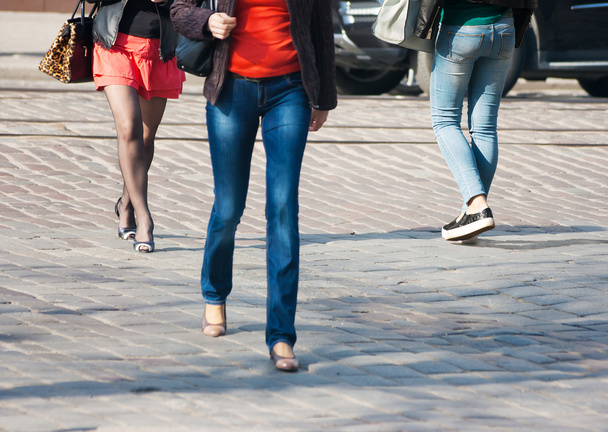 ноги пешеходов на пешеходном переходе
 - Фото, изображение