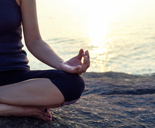 die meditierende Frau in Yoga-Pose am tropischen Strand. - Foto, Bild