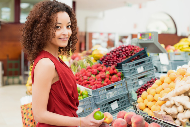 Woman shopping fruits - Foto, Imagem