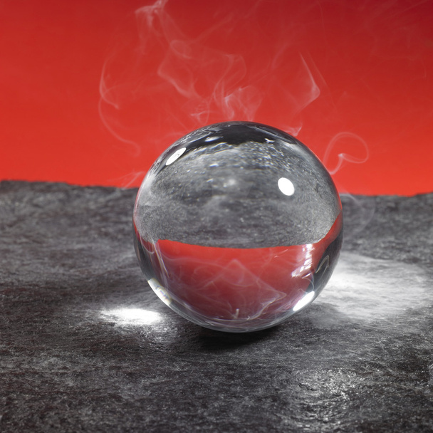 Bola de cristal en la superficie de piedra
 - Foto, imagen