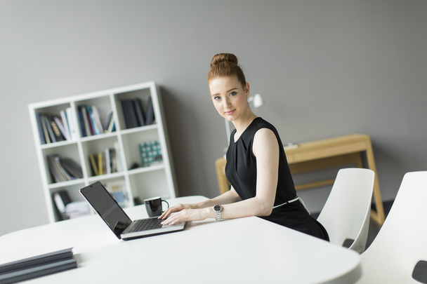 jonge vrouw in het kantoor - Foto, afbeelding
