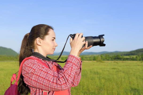 Vrouwelijke toeristische fotograferen op camera. - Foto, afbeelding