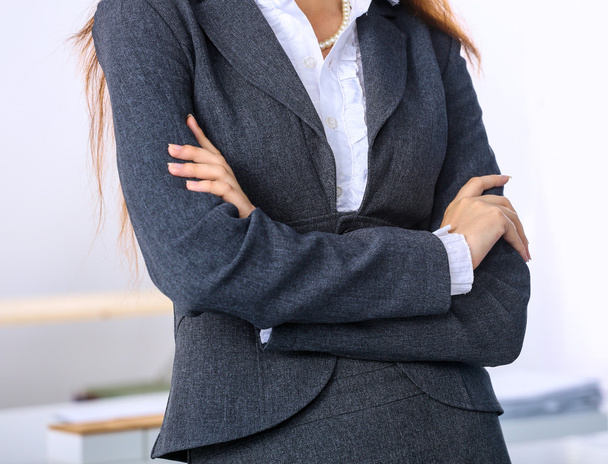 Portrait of business woman standing with crossed arms in office - Φωτογραφία, εικόνα