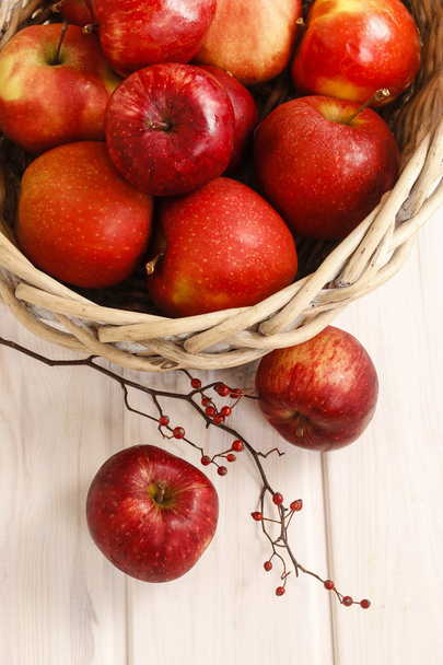 Basket of red apples - Fotó, kép