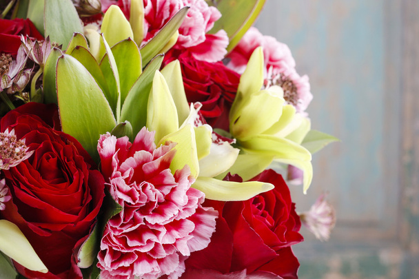 Kytici květin, orchideje, růže a karafiáty - Fotografie, Obrázek