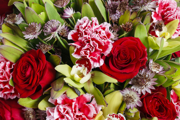 Bukiet kwiatów orchidei, róż i goździków - Zdjęcie, obraz