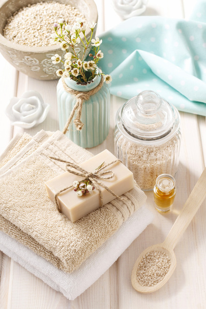 Spa set: bar of natural handmade soap, sea salts, bath oil - Foto, afbeelding