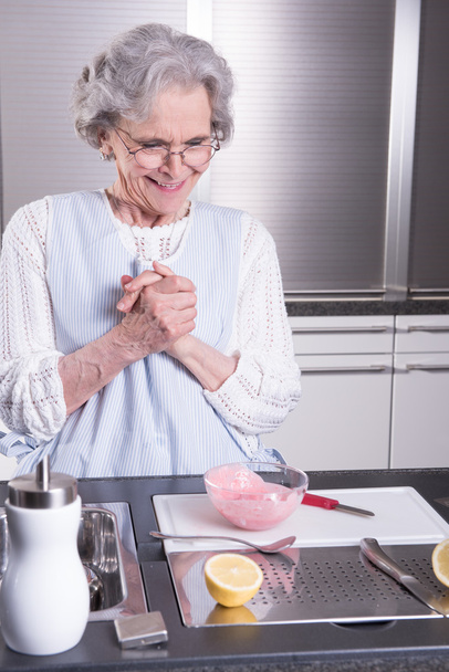 Mujer activa senior en cocina
 - Foto, imagen