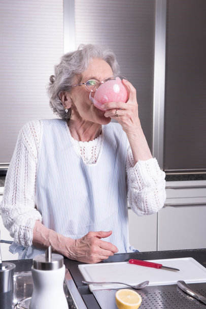 aktív női senior konyhában - Fotó, kép