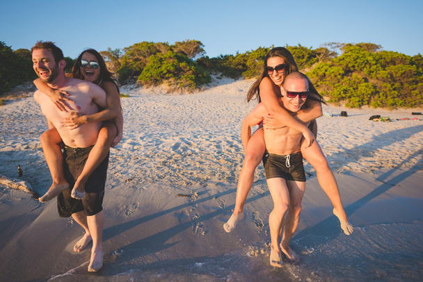 jonge vrienden op zomer strand - Foto, afbeelding