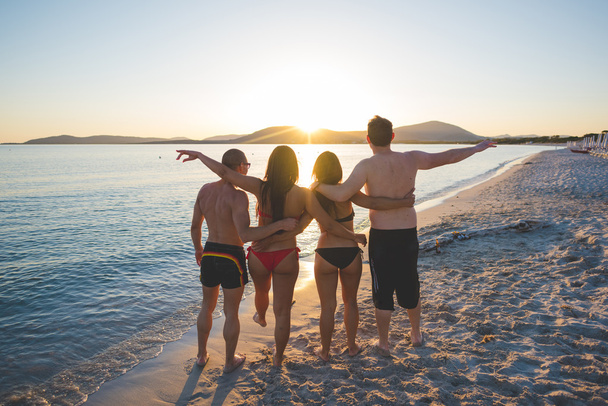Nuoret ystävät kesällä rannalla
 - Valokuva, kuva