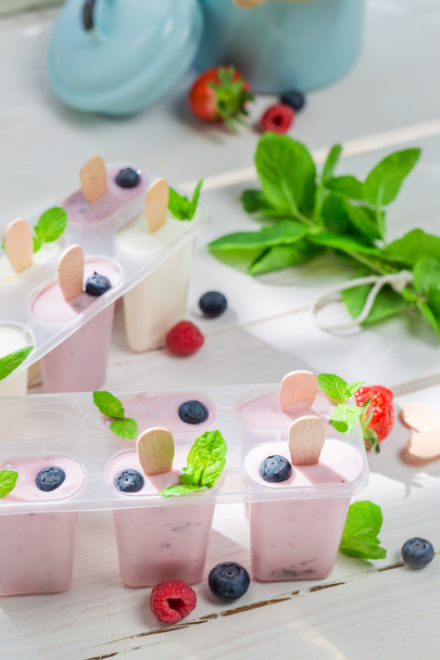 Juicy ice cream with berry fruits - Foto, afbeelding