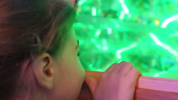 Mädchen suchen wirbelndes Kaleidoskop - Filmmaterial, Video