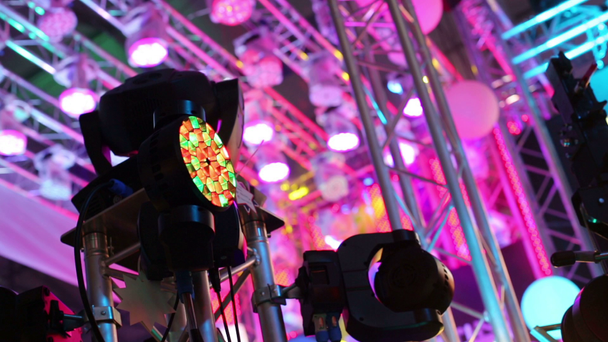 Focos de Led giratorios en exposiciónFocos Led giratorio completo y alfombra color bolas para clubes - Materiał filmowy, wideo