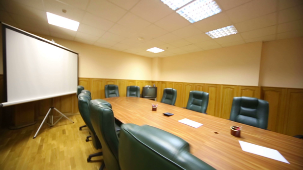 τραπέζι, πολυθρόνες στο δωμάτιο για επαγγελματικές συναντήσεις - Πλάνα, βίντεο