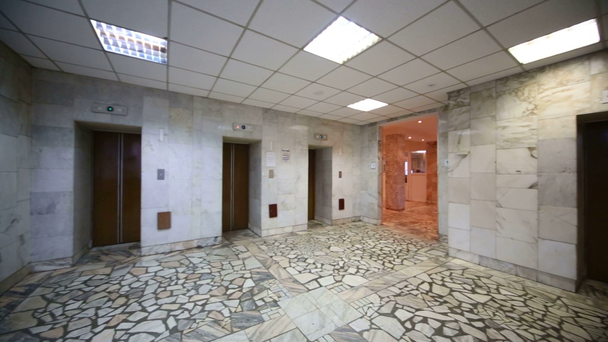 Μικρή αίθουσα με πόρτες για ανελκυστήρες - Πλάνα, βίντεο