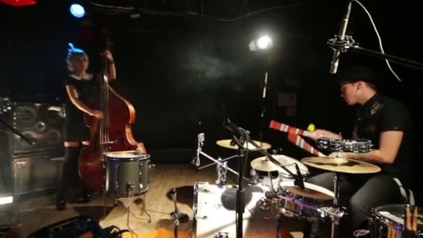 Rock band in studio - Materiaali, video