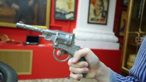 Little boy holding old pistol - Кадры, видео