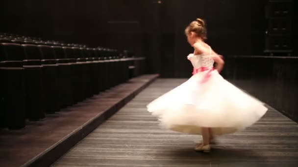 Kleines Mädchen im geschwollenen Kleid dreht sich - Filmmaterial, Video
