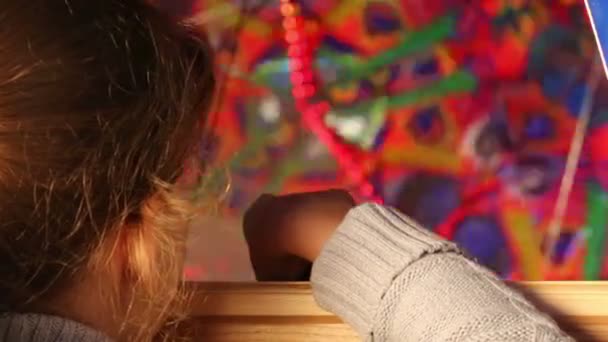 Kleines Mädchen blickt auf wirbelndes Kaleidoskop - Filmmaterial, Video
