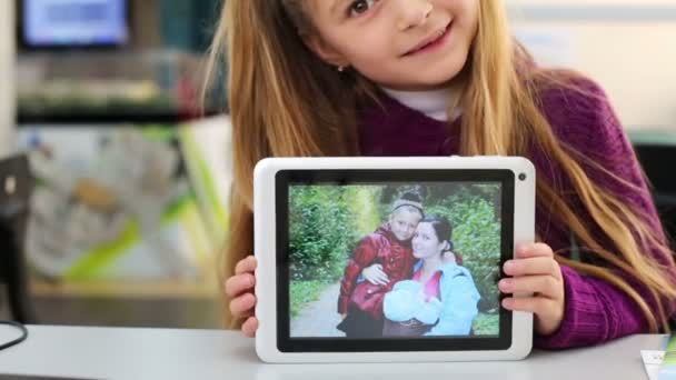 Küçük kız aile fotoğraflarını kaydırıyor - Video, Çekim
