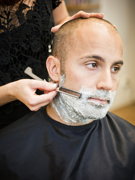 Rasatura presso il parrucchiere
 - Foto, immagini