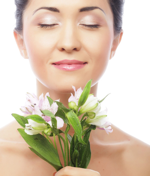 Mooie aziatische vrouw met roze bloemen - Foto, afbeelding