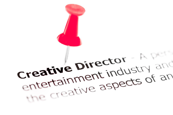 Slova kreativní ředitel připnul na bílém papíře s červeným připínáček - Fotografie, Obrázek