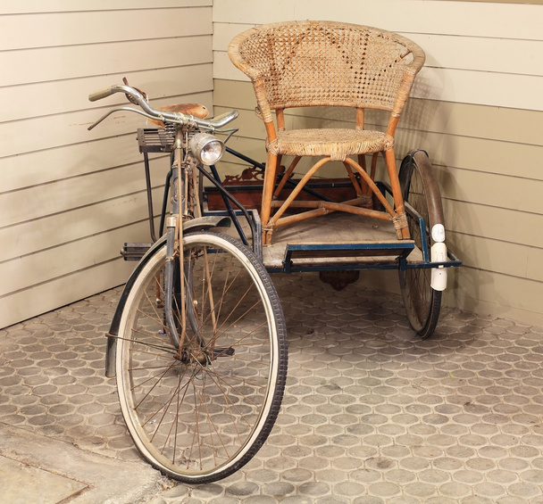 Vintage vieux vélo et remorque latérale
  - Photo, image