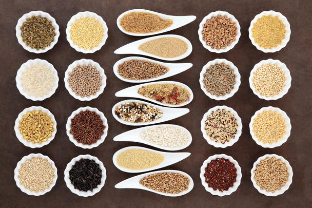 Вибір зернових і зернових продуктів харчування в порцелянових мисках
 - Фото, зображення